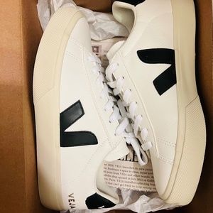 NWT: Women's Veja Campo Sneakers (37)